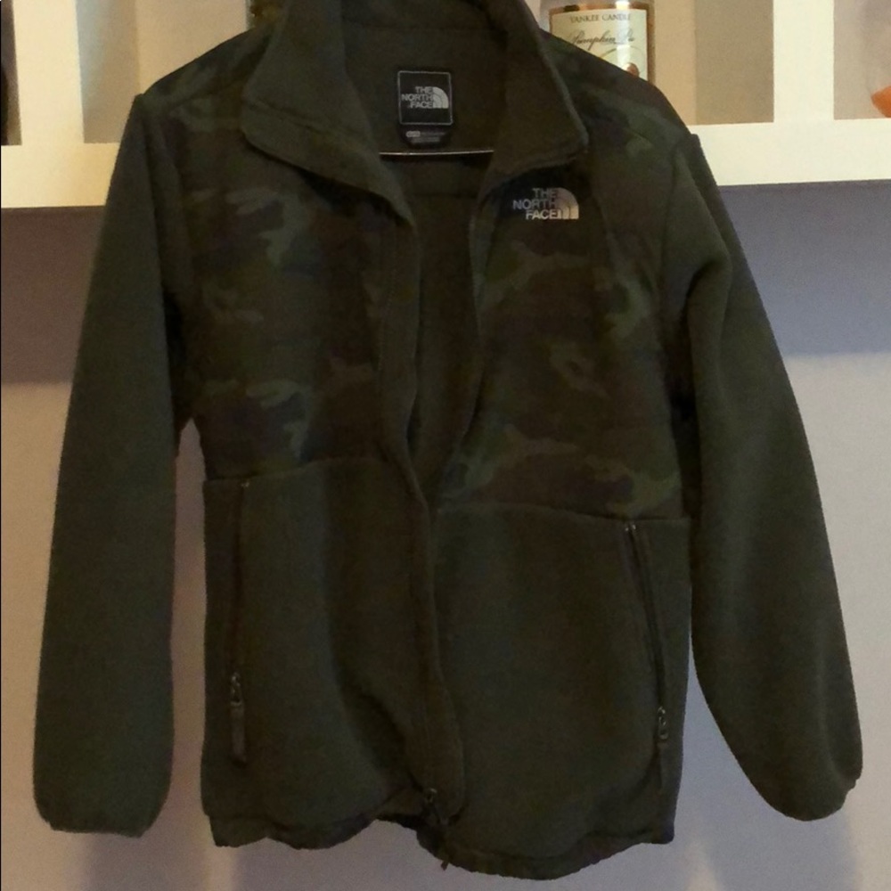 Boys Camo Northface brand new never worn!